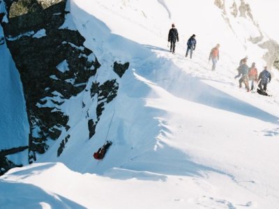 Komiš po pádu do symbolické ledovcové trhliny