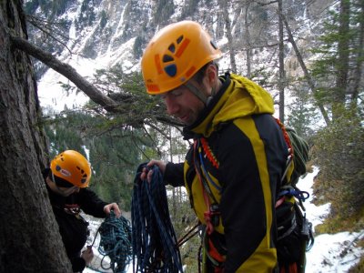 Příprava na slaňování.