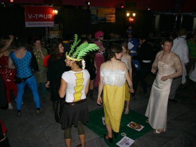 Vpravo Došlík v manželčiných svatebních šatech