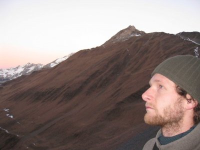 Prohlíží si náš plán z bivaku