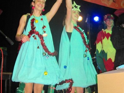 3. nejlepší maska -Šárka a Maky coby vánoční stromečci 