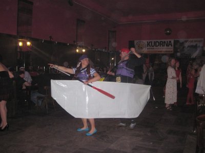 Matilda přijíždí ve své kánoi