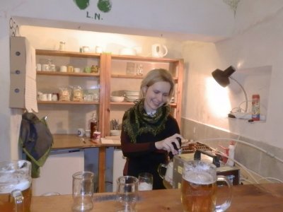 ...protože barmanka pilně roztáčela