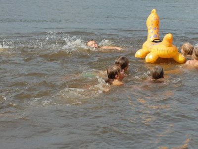 zkušenější plavou...