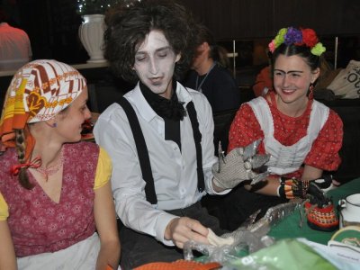 .. a ještě exotičtější trojka - v družném hovoru s dojičkou Olgou