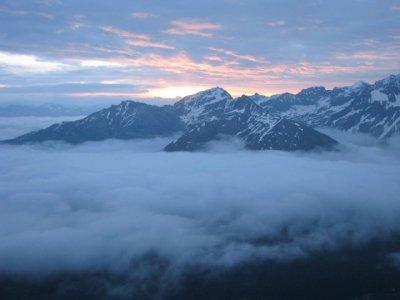 ranní východ slunce nad mraky