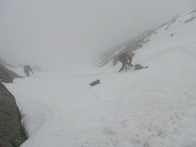 kousek pod vrcholovým hřebenem