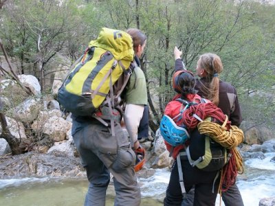 Humoristické pojednání o tom, jak se nováčci učí lézt vícedélky