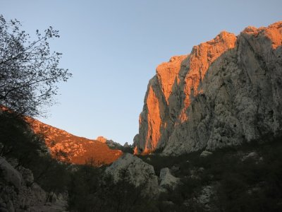 Večerní slunce barví Aniču dozlatova