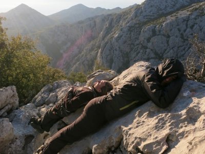 Chytáme poslední paprsky slunce při čekání na Květu a Jirku