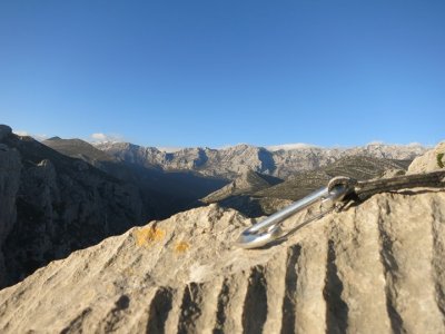 Všude jsou krásně viditelné škrapy