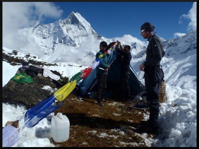 Singu Chuli BC - 4.600 m, sníh jsme si odhrabali hezky až na trávu