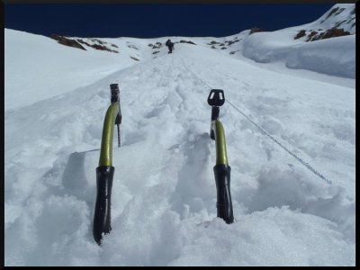 Stěna na spojovací hřeben mezi vrcholy Tharpu a Singu Chuli - cca 5.500 m