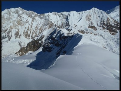 Annapurna, Roc Noir a Singu Chuli. Jsme ve výšce Elbrusu, ale v celém masivu jsme úplně sami. Pasang a Finju jsou v BC a nejbližší další lidé na druhé straně ledovce.