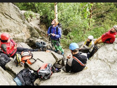 Autor článku nadšeně vybírá další cestu za odevzdaného mlčení nováčků a rad Happyho..:)