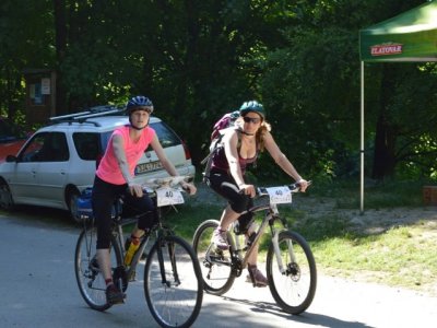 a pak odjíždí na další stanoviště