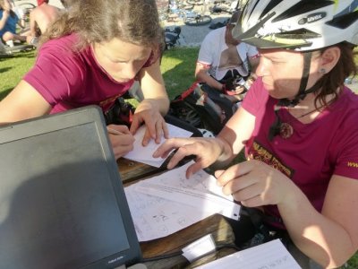 Bára s Míšou mezitím musí rychle doluštit šifru