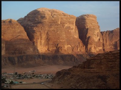 Pohled z východní stěny Jebel Rum