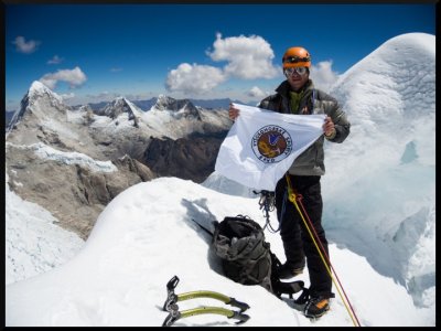 Vlajka VHS Brno zavlála nad vrcholem Alpamaya