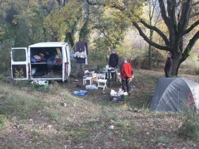 basecamp na cizí zahradě, aneb cestování dodávkou je jiná liga