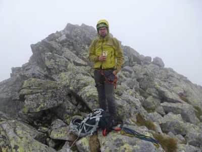 V nížinách vedra, ale tady zrovna horko nebylo (Jirka na vrcholu Javorového mnícha).