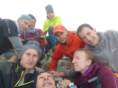 Kolektivní duch horoškoly. V pozadí zleva: Ľadový štít, Lastovičia veža, Pyšný štít, Lomničák...