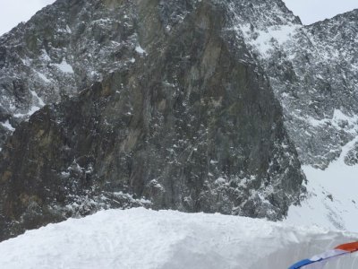 Nebýt tibetských modliteb, ani by se neřeklo, že trochu fouká. 