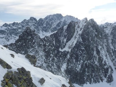 Skalní nekonečno na 26 km hlavního hřebene (Gerlach ze Sedielka). 