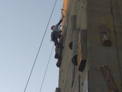 Leze, leze po železe(betonu).Nedá pokoj, až tam v(y)leze. Co je to?