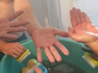 ...ještě chvíli a sežere nám to ruce...