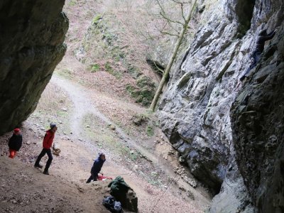 My přihlížíme v uctivé vzdálenosti od padajících chytů