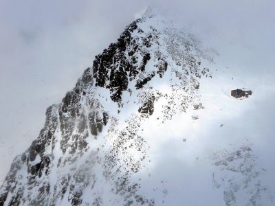 Stezka spojující obě nejdůležitější stavby v Dolince. Vidíte je?