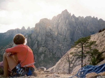pohled z vrcholu Teghie Lisce směrem do sedla Bavelly