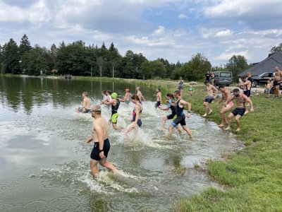 A už startuje zbytek startovního pole