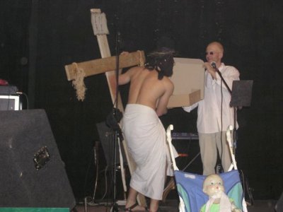 Ježíš se svým křížem přebírá první cenu