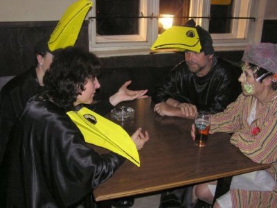 hejno vran diskutuje s tchýní