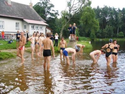Seznamování s vodou, která měla 17°C, probíhalo pozvolna