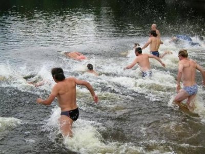 Kdo by tušil s jakou radostí se pustí do tak ledové vody