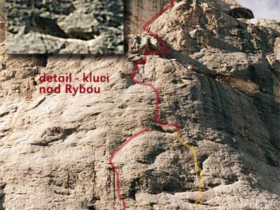 Detail "stříbrných ploten" v J. stěně Marmolady
Sinek a Vilda v levé části výřezu nad "papulou ryby"