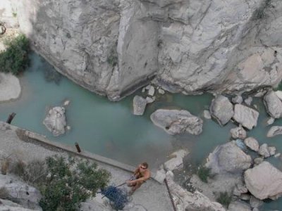 cesty vedou přímo z lávek