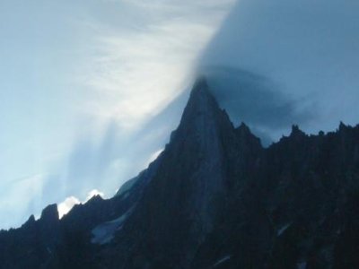 Petit Dru v ranním slunci