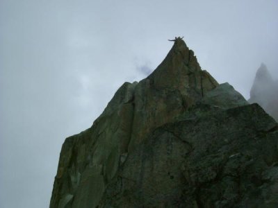 Les Pélerins - Mauglí sedí ve smyčce, kterou hodil kolem vrcholu