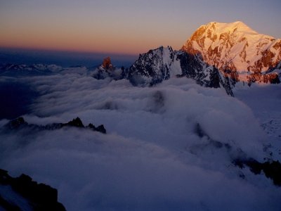 Peuterey je ještě ve stínu, Mont Blanc se koupe v záři prvních paprsků