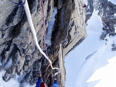 snaha je lézt bez fixů, jenom kdyby tolik nemrzlo (v 4000 m. fouká silný vítr)