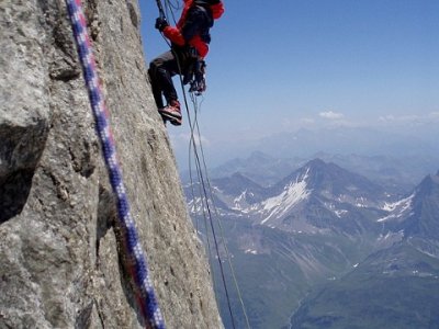 Italský climber slaňuje jižní stěnou