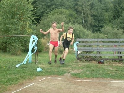 Doběh nejmladšího trpícího s otcem v patách