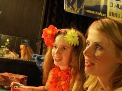 jeden ze sponzorů v pozadí