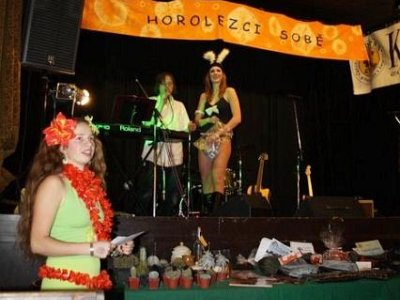 a začíná losování tomboly